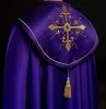 Kapa liturgiczna fioletowa z haftem złotego krzyża – widok główny