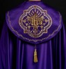 Kapa liturgiczna fioletowa z wypukłym haftem IHS – widok główny