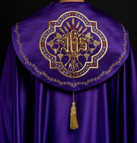 Kapa liturgiczna fioletowa z wypukłym haftem IHS – widok główny