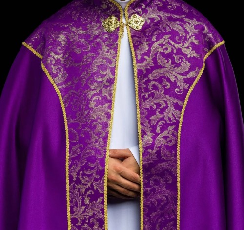 Kapa liturgiczna fioletowa ze złotym ornamentem żakardowym – widok główny