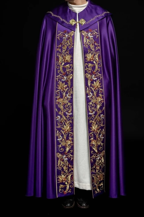 Kapa liturgiczna fioletowa z wypukłym haftem IHS – widok całej szaty