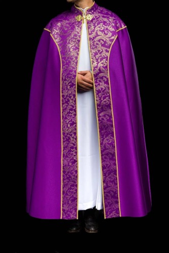 Kapa liturgiczna fioletowa ze złotym ornamentem żakardowym – widok całej szaty