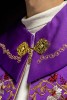 Kapa liturgiczna fioletowa z haftem monogramu PX – widok z przodu