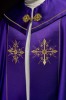 Kapa liturgiczna fioletowa z haftem złotego krzyża – widok z przodu