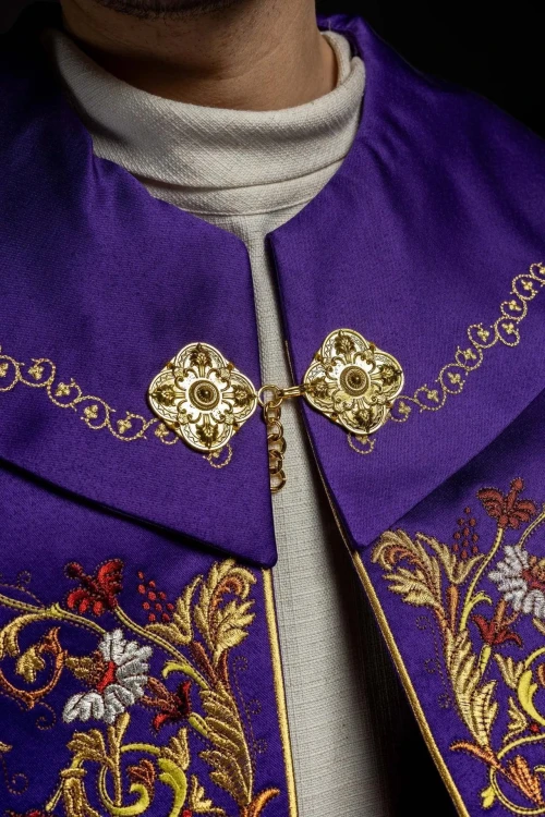 Kapa liturgiczna fioletowa z wypukłym haftem IHS – widok z przodu