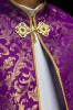 Kapa liturgiczna fioletowa ze złotym ornamentem żakardowym – widok z przodu