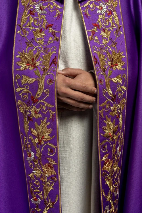Kapa liturgiczna fioletowa z haftem monogramu PX – widok z tyłu