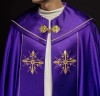 Kapa liturgiczna fioletowa z haftem złotego krzyża – widok z tyłu