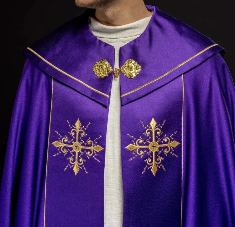 Kapa liturgiczna fioletowa z haftem złotego krzyża – widok z tyłu