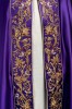 Kapa liturgiczna fioletowa z wypukłym haftem IHS – widok z tyłu