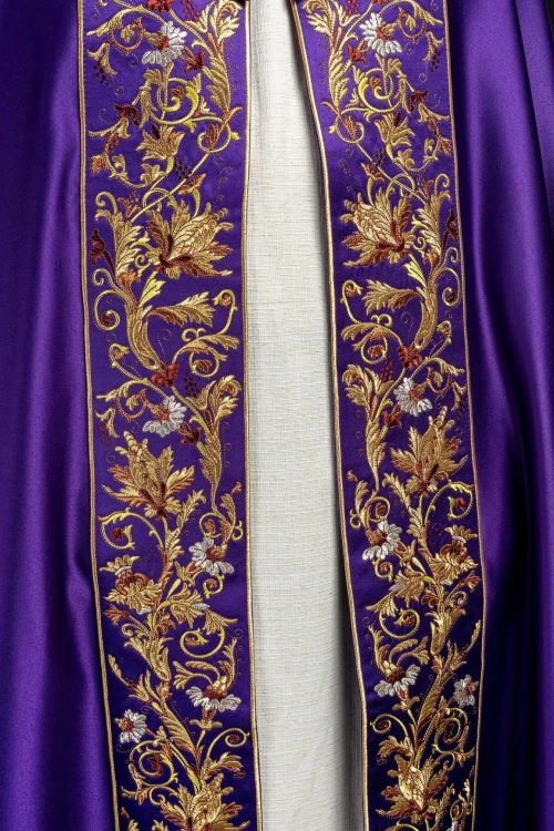 Kapa liturgiczna fioletowa z wypukłym haftem IHS – widok z tyłu