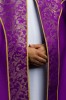 Kapa liturgiczna fioletowa ze złotym ornamentem żakardowym – widok z tyłu