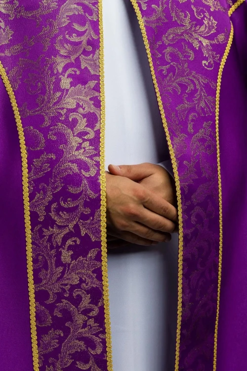 Kapa liturgiczna fioletowa ze złotym ornamentem żakardowym – widok z tyłu