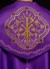Kapa liturgiczna fioletowa z haftem monogramu PX – zbliżenie zdobienia