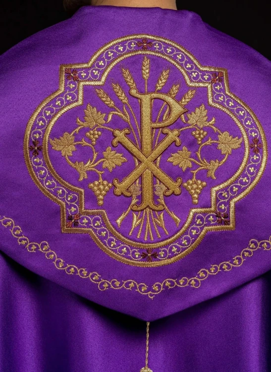 Kapa liturgiczna fioletowa z haftem monogramu PX – zbliżenie zdobienia
