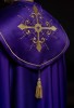 Kapa liturgiczna fioletowa z haftem złotego krzyża – zbliżenie zdobienia
