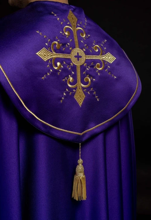 Kapa liturgiczna fioletowa z haftem złotego krzyża – zbliżenie zdobienia