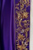 Kapa liturgiczna fioletowa z wypukłym haftem IHS – zbliżenie zdobienia