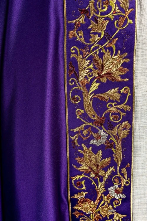 Kapa liturgiczna fioletowa z wypukłym haftem IHS – zbliżenie zdobienia