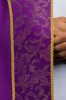 Kapa liturgiczna fioletowa ze złotym ornamentem żakardowym – zbliżenie zdobienia