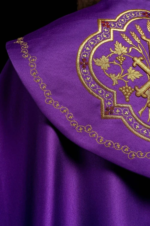 Kapa liturgiczna fioletowa z haftem monogramu PX – detal kołnierza