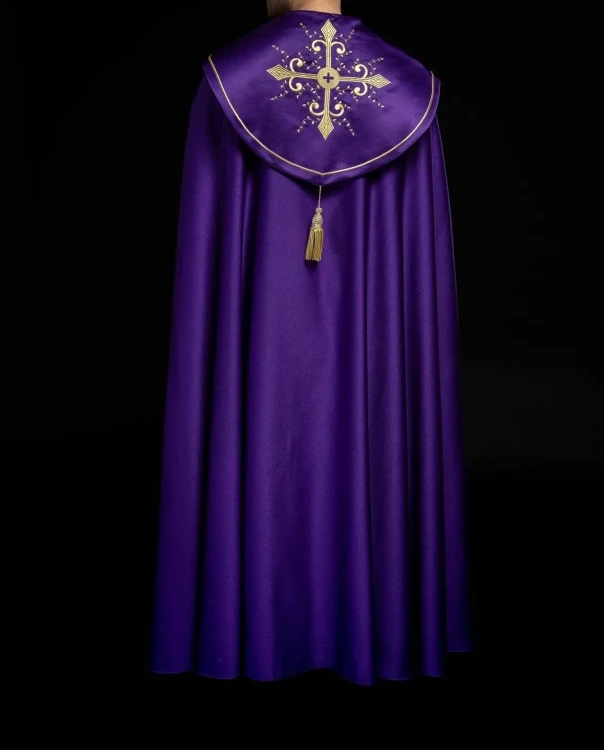 Kapa liturgiczna fioletowa z haftem złotego krzyża – detal kołnierza