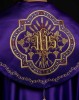 Kapa liturgiczna fioletowa z wypukłym haftem IHS – detal kołnierza