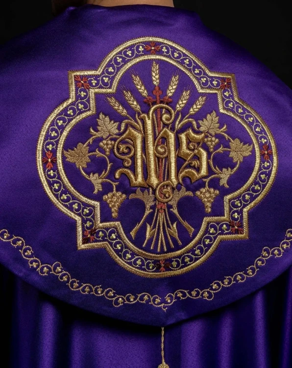 Kapa liturgiczna fioletowa z wypukłym haftem IHS – detal kołnierza