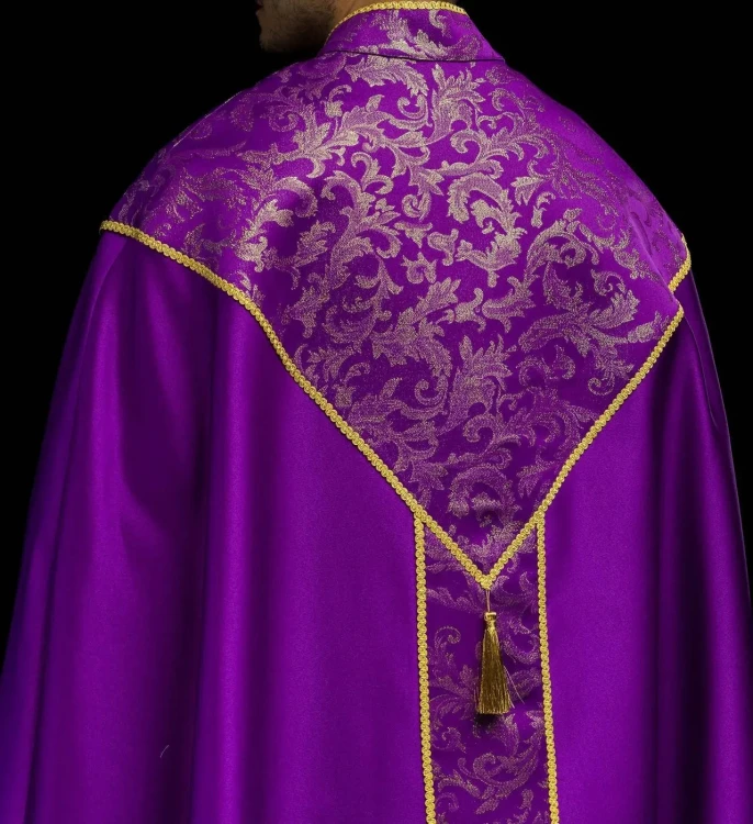 Kapa liturgiczna fioletowa ze złotym ornamentem żakardowym – detal kołnierza