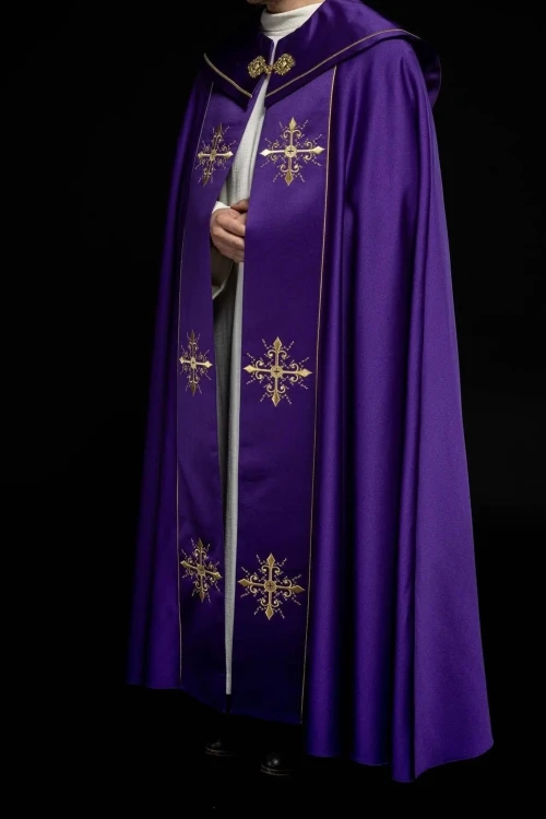Kapa liturgiczna fioletowa z haftem złotego krzyża – detal przedniego pasa