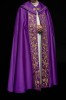 Kapa liturgiczna fioletowa z haftem monogramu PX – sposób zapięcia