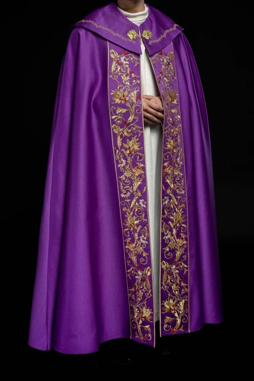 Kapa liturgiczna fioletowa z haftem monogramu PX – sposób zapięcia