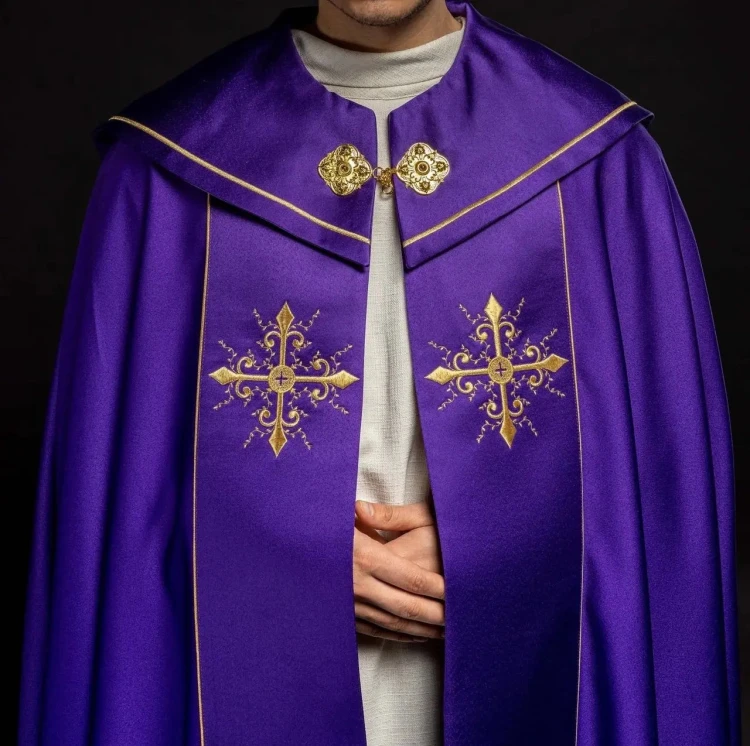 Kapa liturgiczna fioletowa z haftem złotego krzyża – sposób zapięcia