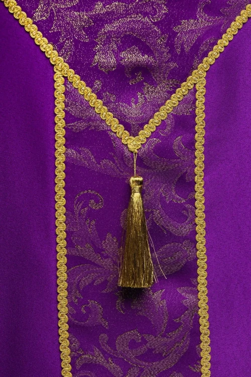 Kapa liturgiczna fioletowa ze złotym ornamentem żakardowym – sposób zapięcia