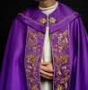 Kapa liturgiczna fioletowa z haftem monogramu PX – układ tkaniny