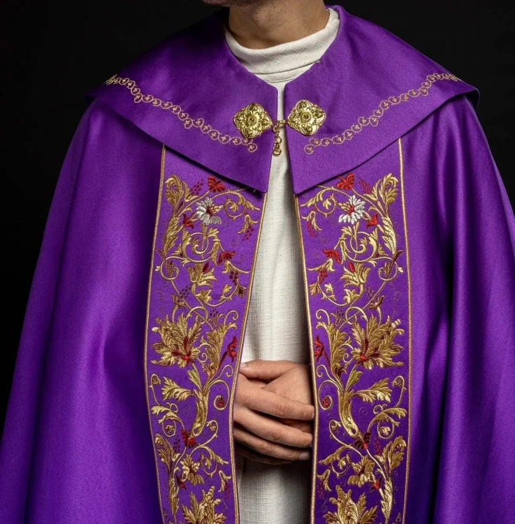 Kapa liturgiczna fioletowa z haftem monogramu PX – układ tkaniny