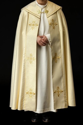 Kapa liturgiczna złota z haftem złotego krzyża – widok główny