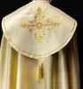 Kapa liturgiczna złota z haftem złotego krzyża – widok całej szaty