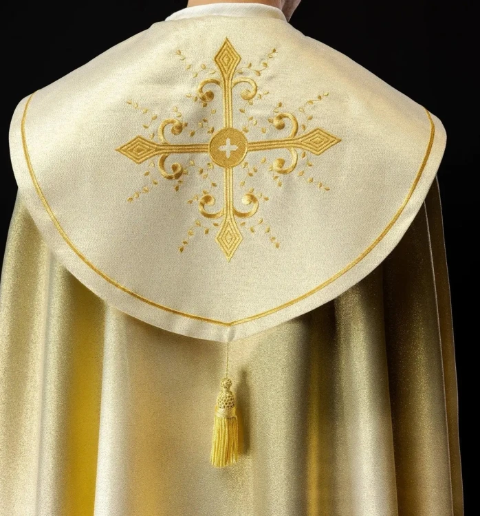 Kapa liturgiczna złota z haftem złotego krzyża – widok całej szaty