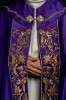 Kapa liturgiczna fioletowa z wypukłym haftem IHS – zbliżenie haftu