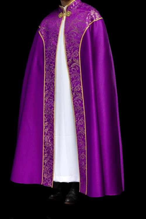 Kapa liturgiczna fioletowa ze złotym ornamentem żakardowym – zbliżenie haftu