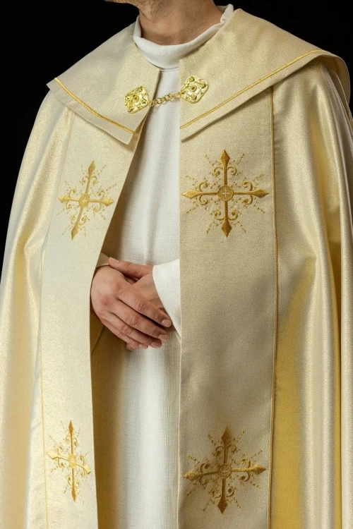 Kapa liturgiczna złota z haftem złotego krzyża – widok z przodu