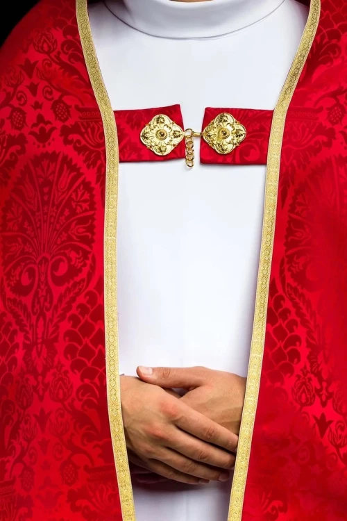Kapa rzymska czerwona z tłoczonego żakardu – widok z przodu