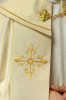 Kapa liturgiczna złota z haftem złotego krzyża – widok z tyłu