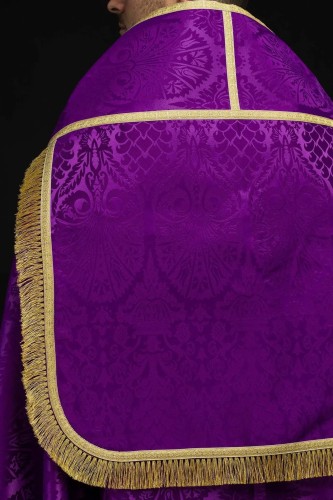 Kapa rzymska fioletowa z tłoczonego żakardu – widok całej szaty