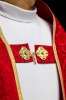 Kapa rzymska czerwona z tłoczonego żakardu – widok z tyłu