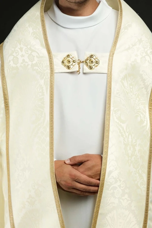 Kapa rzymska ecru z tłoczonego żakardu – widok z przodu