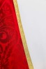 Kapa rzymska czerwona z tłoczonego żakardu – zbliżenie zdobienia