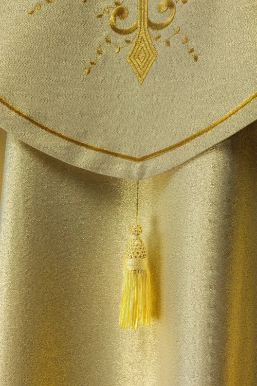 Kapa liturgiczna złota z haftem złotego krzyża – detal kołnierza