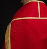 Kapa rzymska czerwona z tłoczonego żakardu – detal kołnierza
